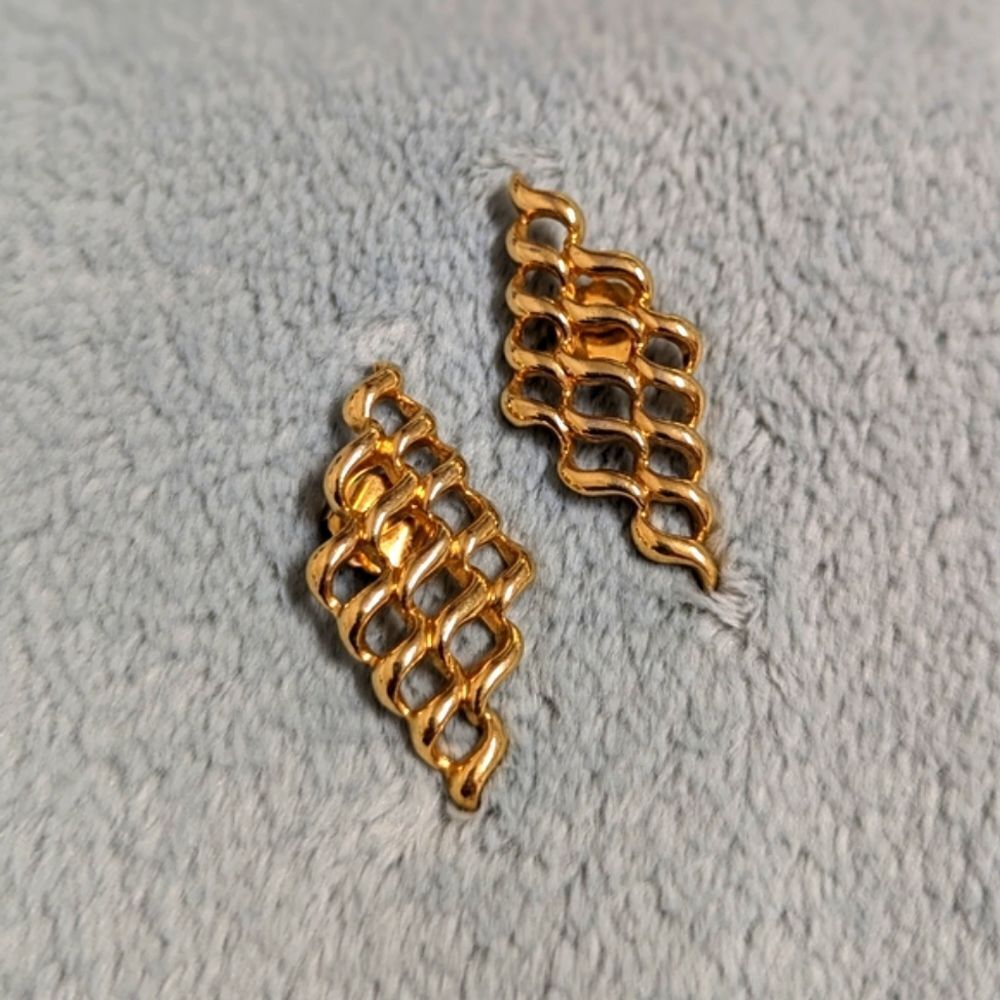 Vintage 80's Classic Wavey Goldtone Pierced Earrings - Picture 5 of 7